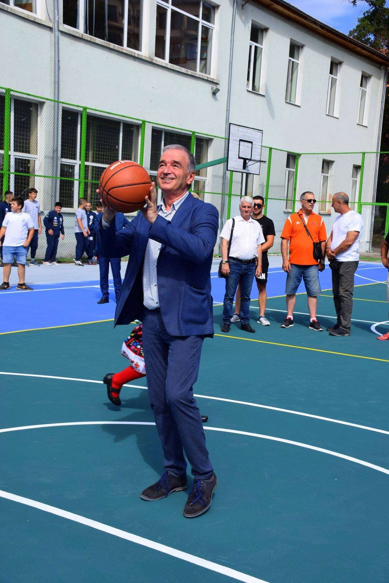 Д-р Христо Грудев изпробва баскетболния кош